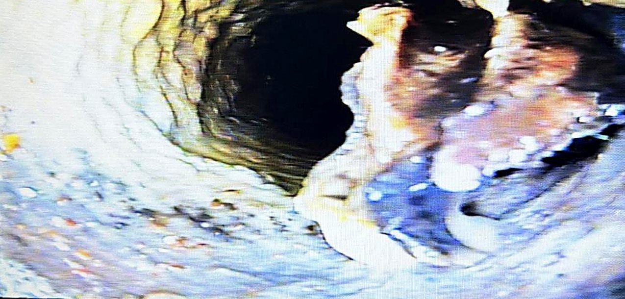 오염물이 붙은 배관 내부, 내시경 카메라 화면